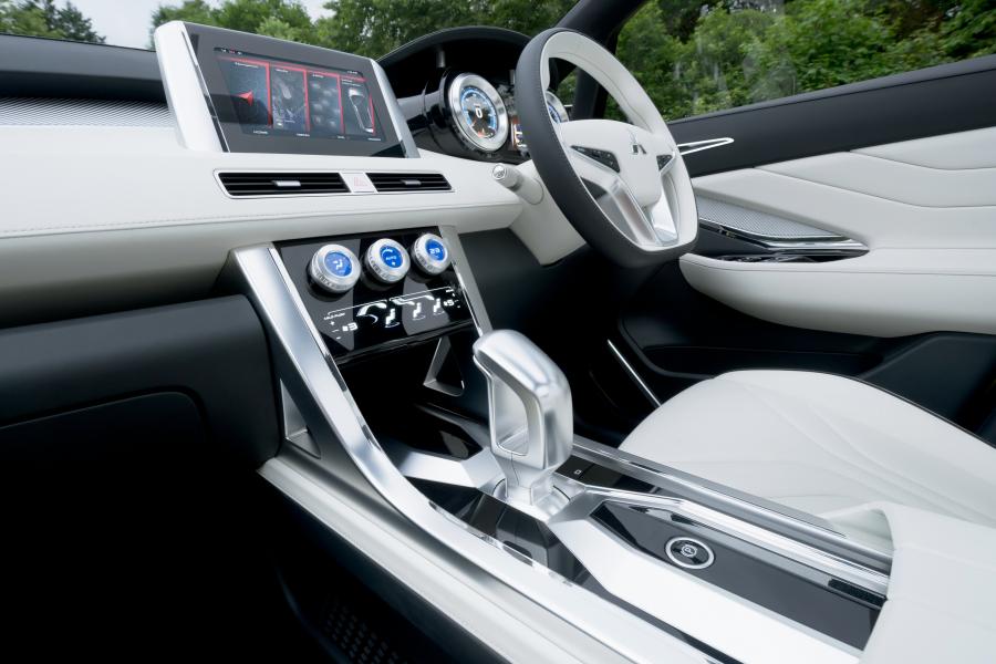 Интерьер Mitsubishi XM Concept 2016 года  (фото 6 из 22)
